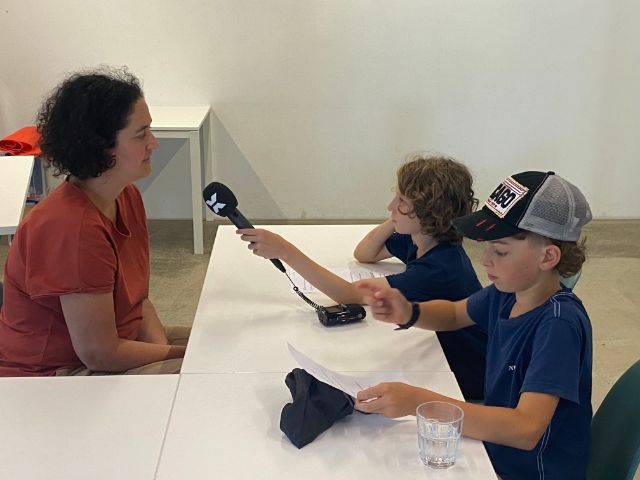 Die Kinderreporter Janik (ganz rechts) und Owen im Interview mit Patricia Huijnen vom HEK ©Radio X