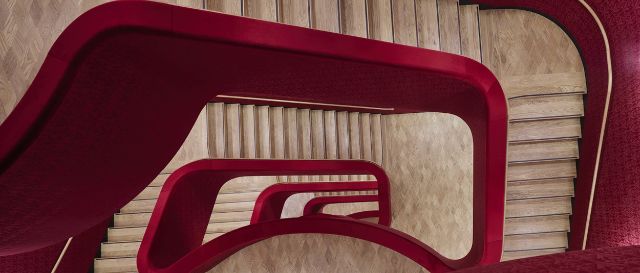 Ein Treppenhaus von oben, das wie ein Schneckenhaus spiralförmig verläuft