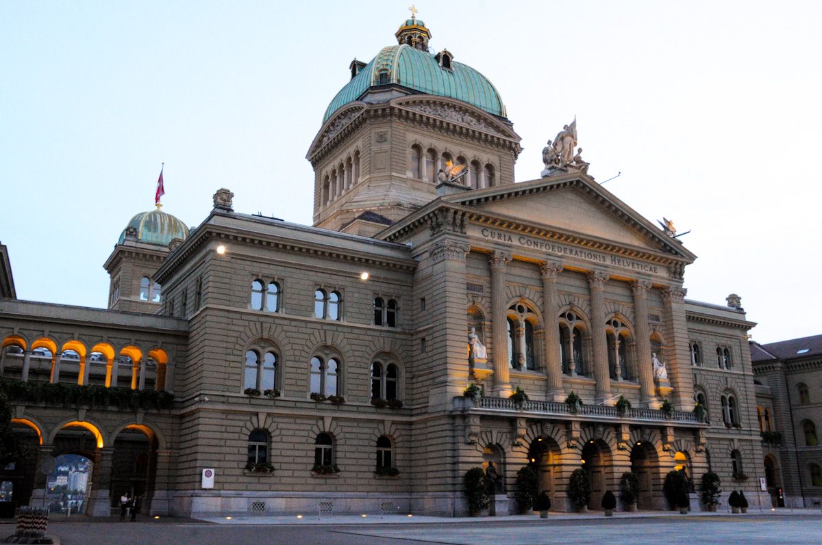 Швейцария здания. Парламент Швейцарии - 'Bundeshaus', Берн. Федеральный дворец в Берне Швейцария. Здание парламента Берн. Швейцария здание парламента.