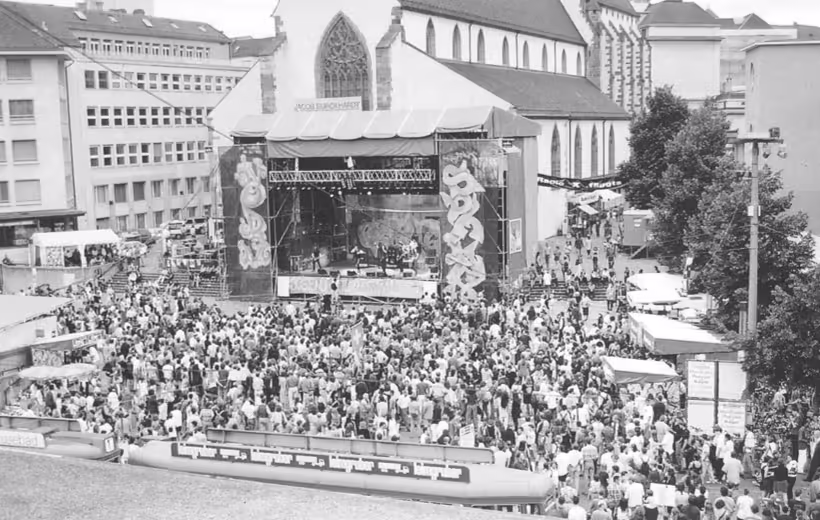 Historische Aufnahme der JKF-Bühne auf dem Barfüsserplatz 
