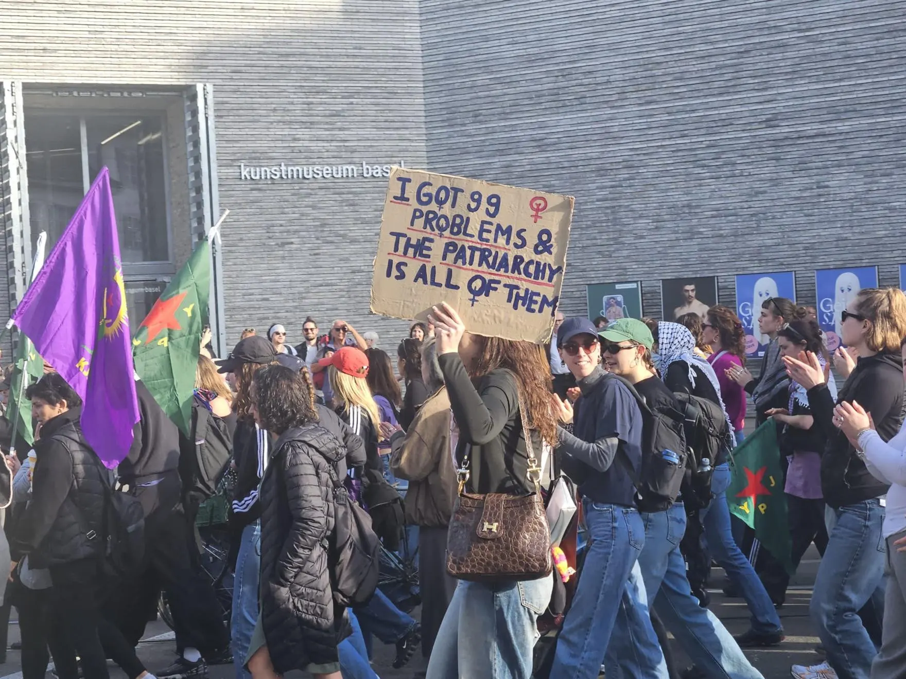 Bunte feministische Demonstration in Basel