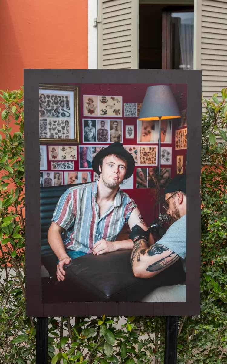 Zu sehen ist ein Foto eines Bewohners des Wydehöfli im Tattoostudio, der gerade tättowiert wird.